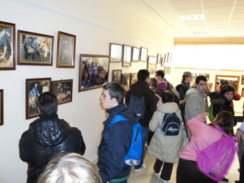 Momento de la visita a la exposición de fotos.